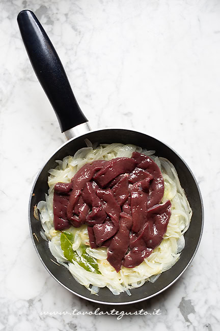 preparazione del fegato alla veneziana