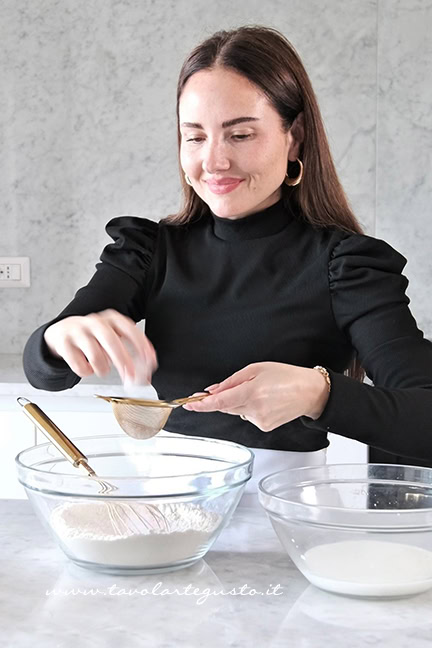simona mirto che prepara i muffin con gocce di cioccolato