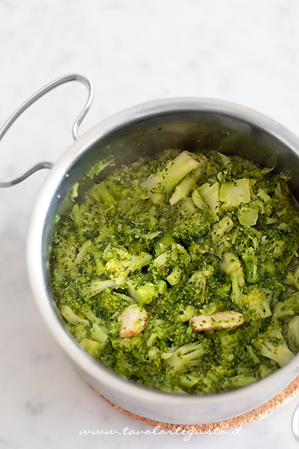 stufare i broccoli per la vellutata
