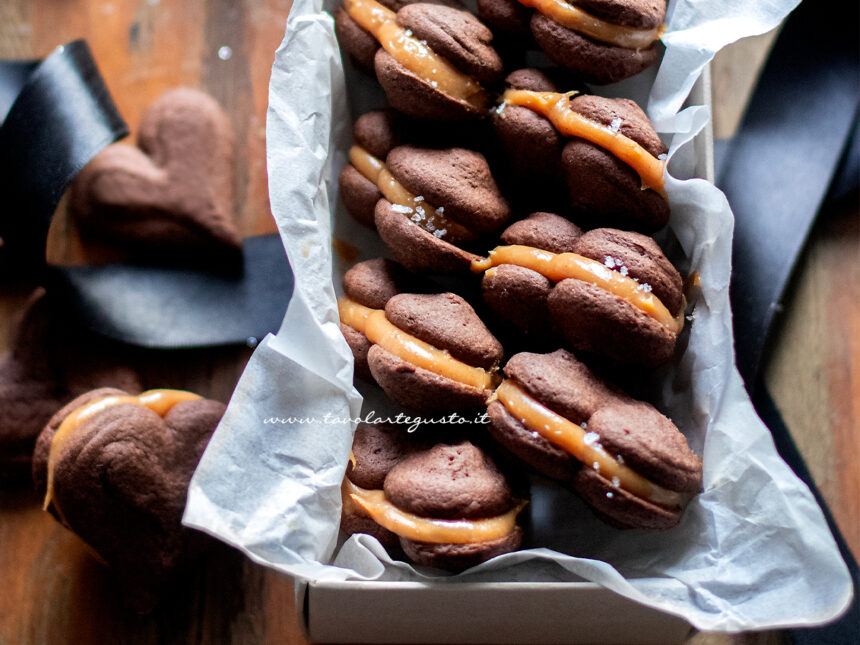 Biscotti ripieni al caramello ricetta