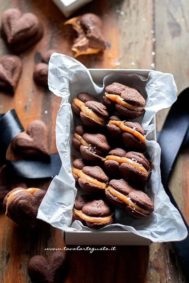 Biscotti ripieni al caramello
