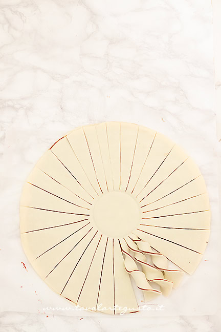 arrotolare la sfogliata di carnevale