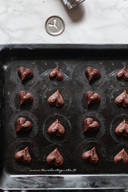 formare i biscotti ripieni al caramello
