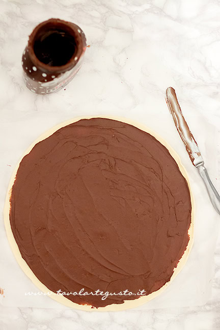spalmare la nutella nella sfogliata di carnevale