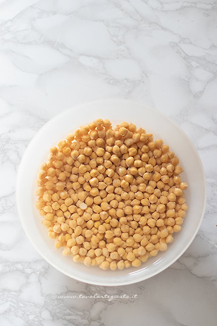 ammollare i ceci secchi per i falafel