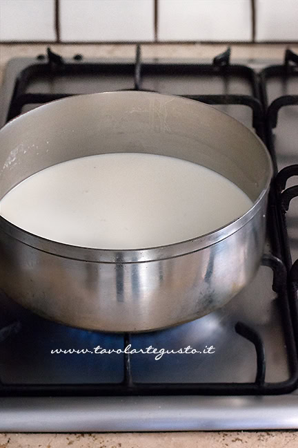bollire latte per crema pasticcera