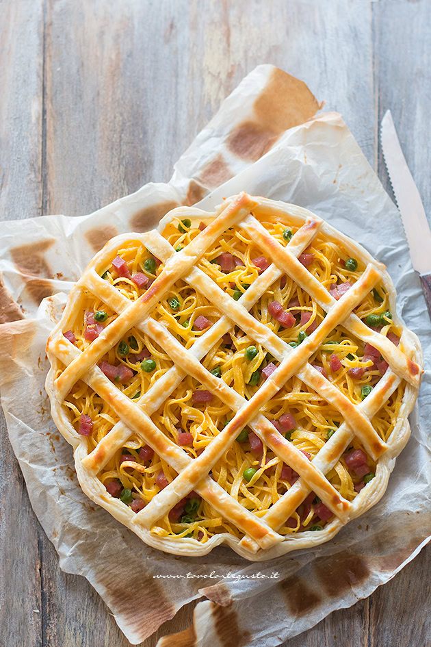 crostata di tagliolini appena sfornata