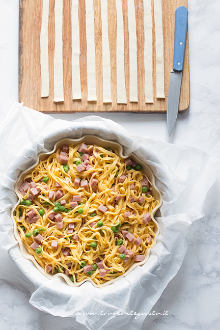 formazione della crostata di tagliolini