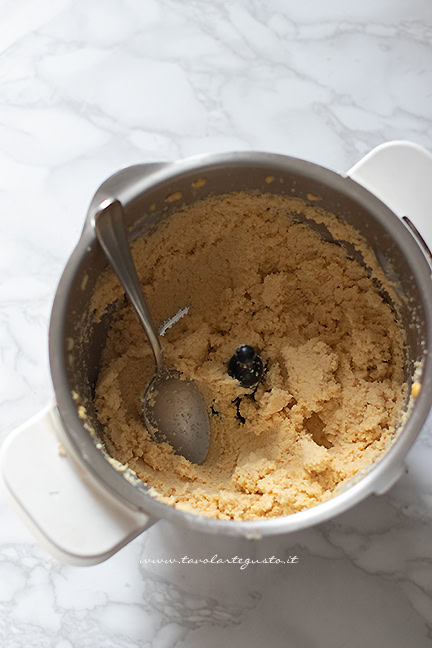 frullare i ceci per i falafel