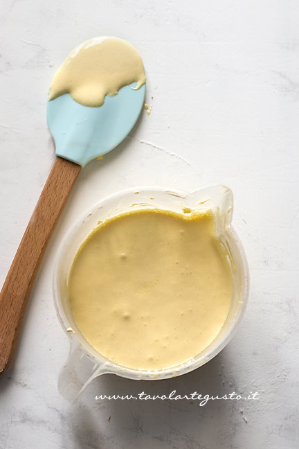 montare uova e zucchero per crema pasticcera