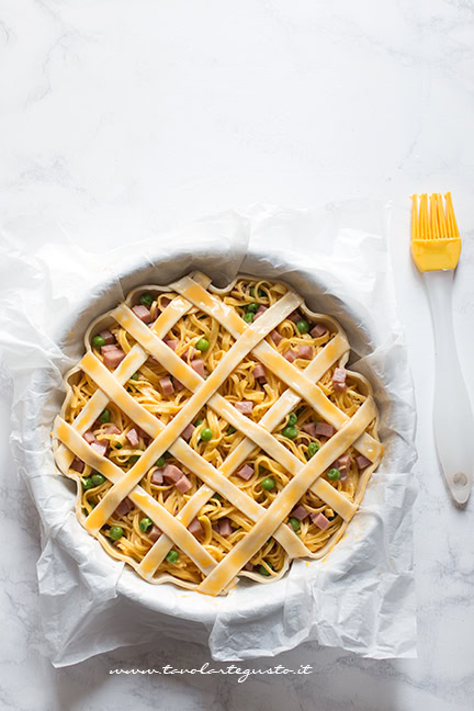 pennellare la crostata di tagliolini