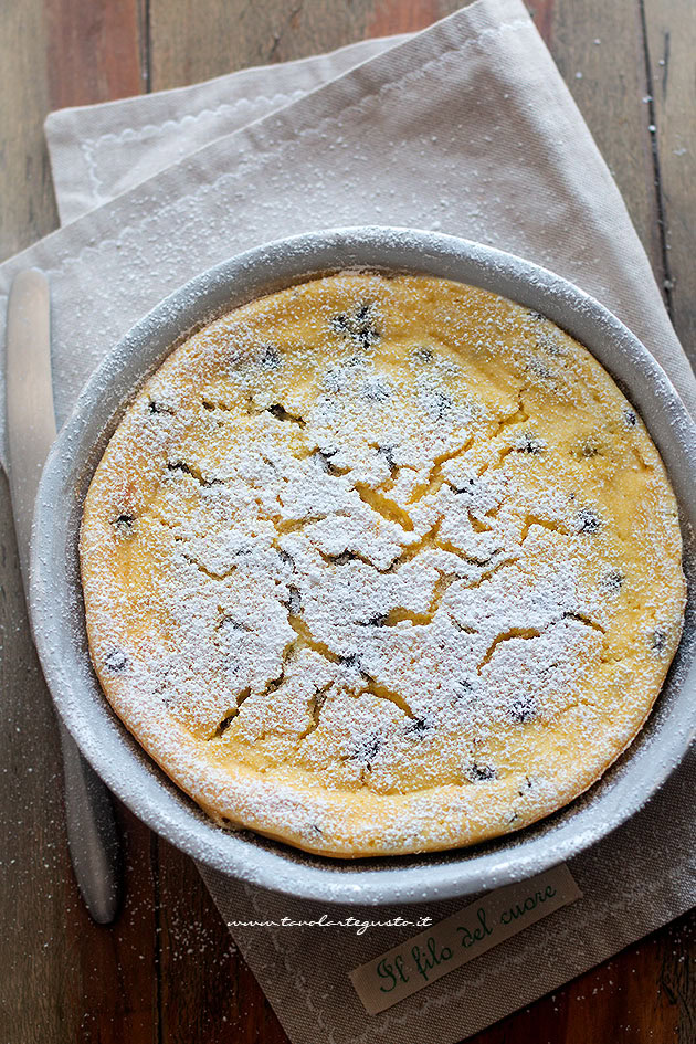 torta ricotta e cioccolato appena sfornata