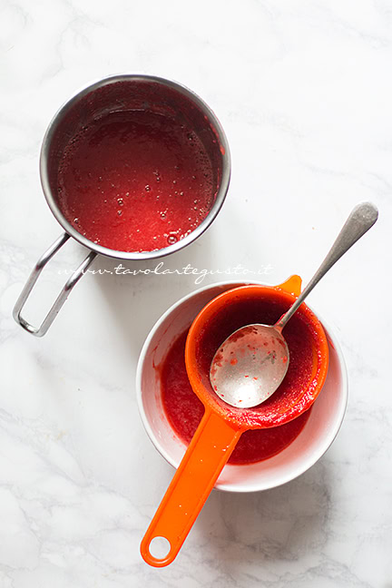 filtrare il succo per gelato alla fragola