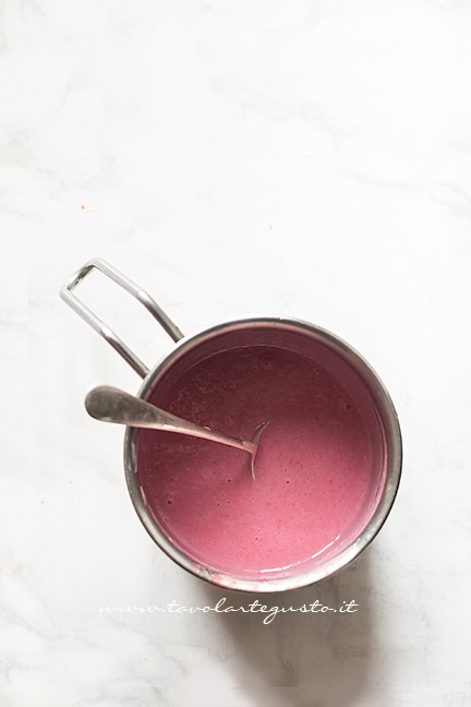 fragole e latte condesato per gelato alla fragola