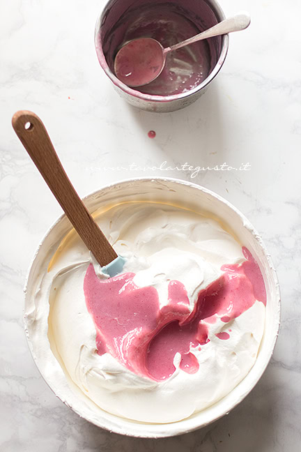 preparare il gelato alla fragola
