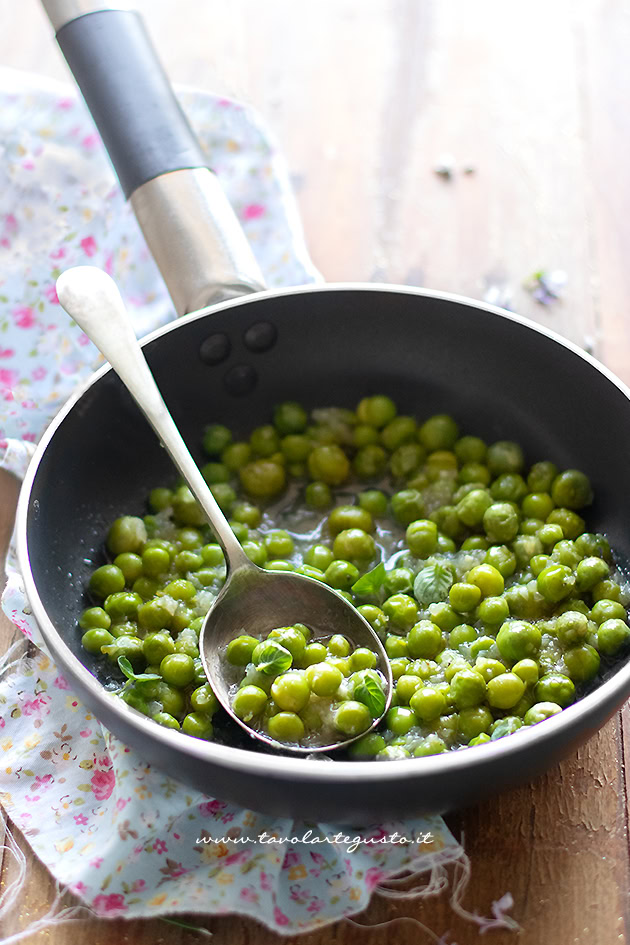 ricetta piselli in padella