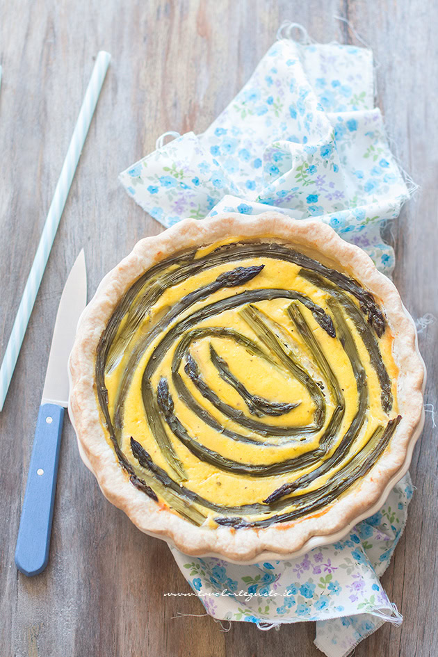 Quiche agli asparagi appena sfornata