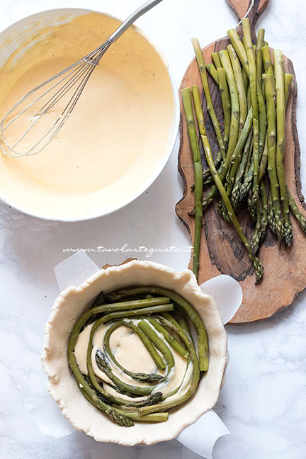 assemblare la quiche agli asparagi