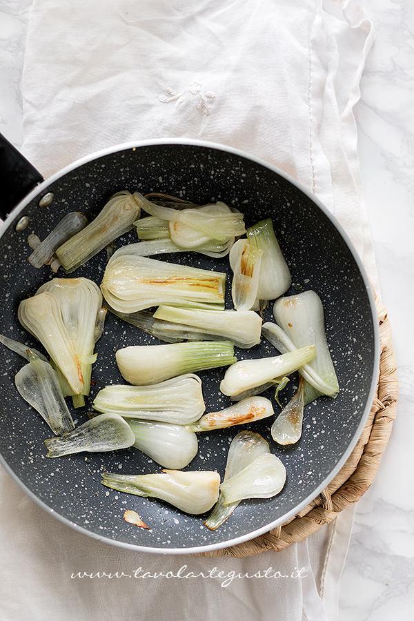 cipollotti in padella per torta salata con asparagi