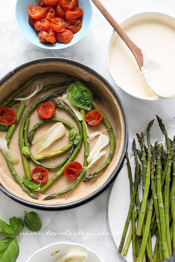 comporre la torta salata con asparagi