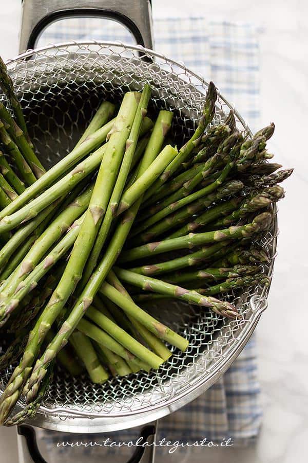 cottura a vapore degli asparagi per torta salata con asparagi