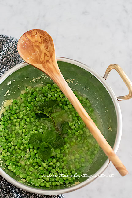 cottura dei piselli per la pasta e piselli