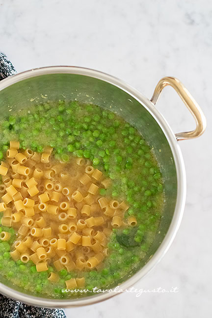 pasta e piselli in cottura tutto insieme
