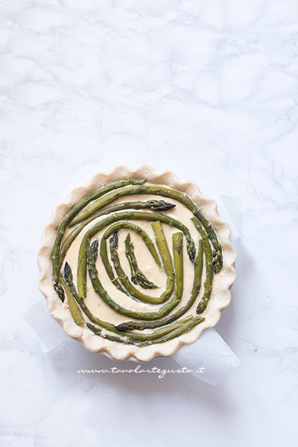 quiche agli asparagi pronta da cuocere