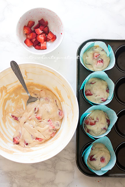 riempire i pirottini dei muffin alle fragole