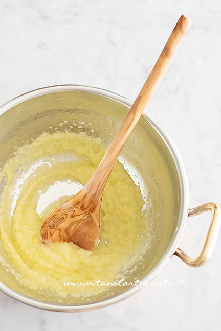 soffritto di cipolla per la pasta e piselli