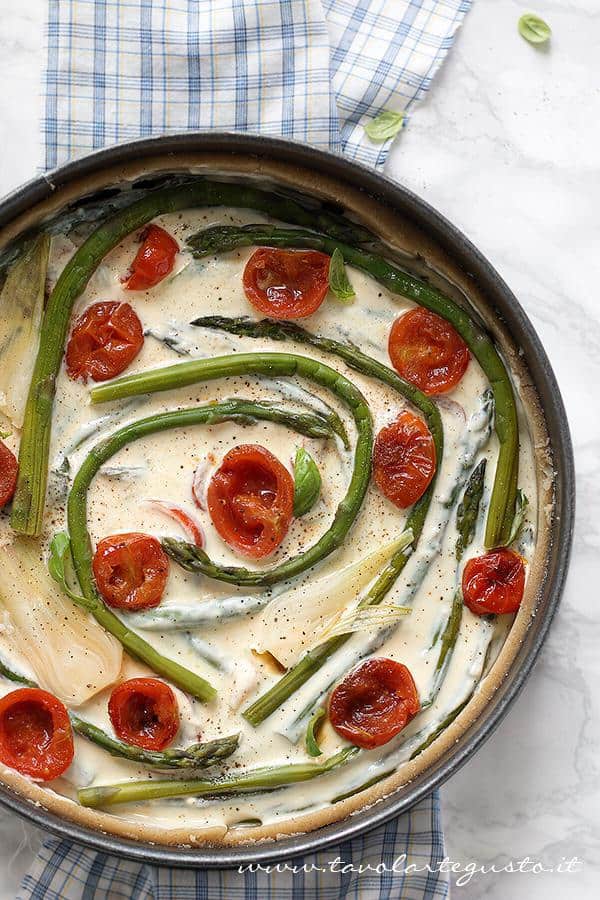 torta salata con asparagi pronta per la cottura