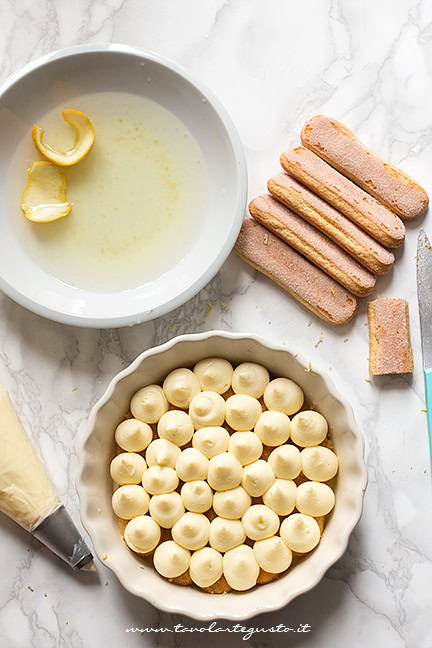 assemblare il tiramisù al limone