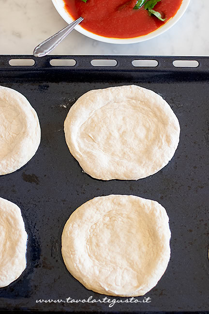 formazione delle pizzette rosse