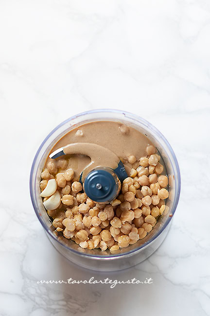 frullare l'hummus di ceci