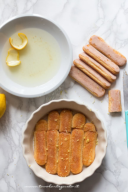 inzuppare i savoiardi per tiramisù al limone