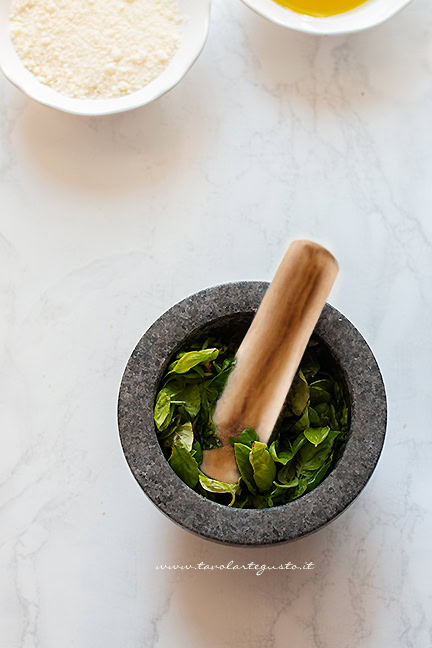 pestare il basilico per pesto alla genovese