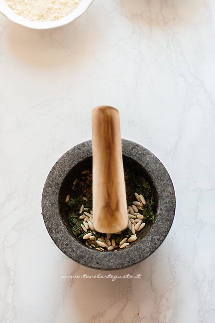preparare il pesto alla genovese