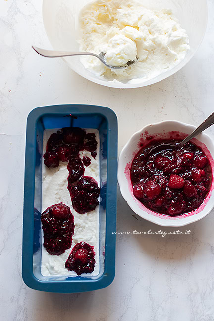 preparazione del semifreddo allo yogurt