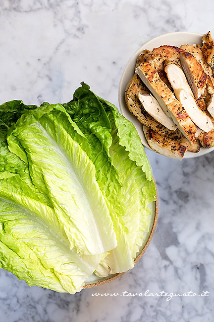 preparazione della caesar salad