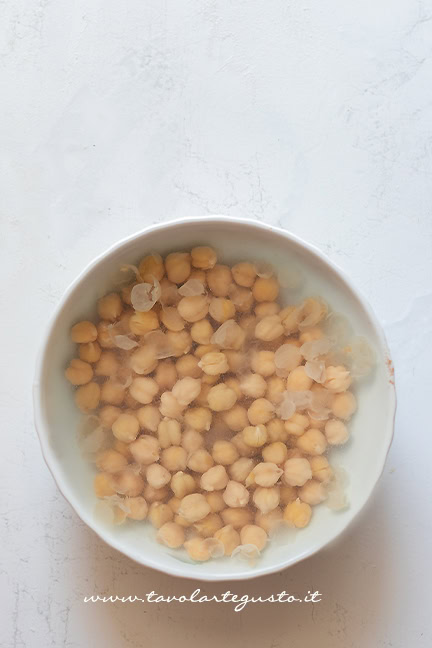 togliere la pellicina ai ceci per fare l'hummus