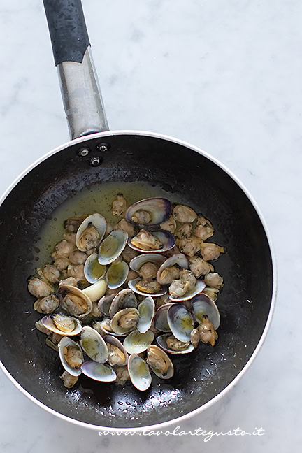 cuocere condimento per pasta vongole e pecorino