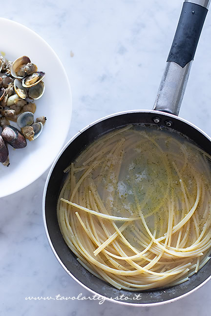 cuocere la pasta vongole e pecorino