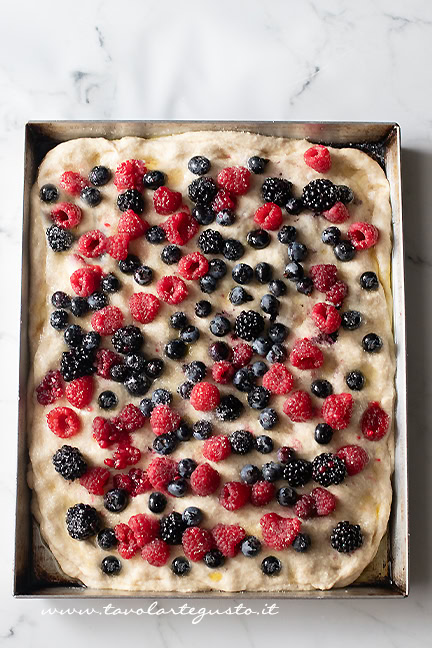 farcire la schiacciata ai frutti di bosco