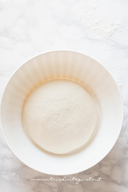 impasto della schiacciata ai frutti di bosco