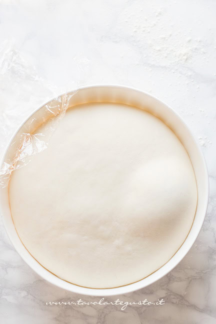 impasto lievitato della schiacciata ai frutti di bosco