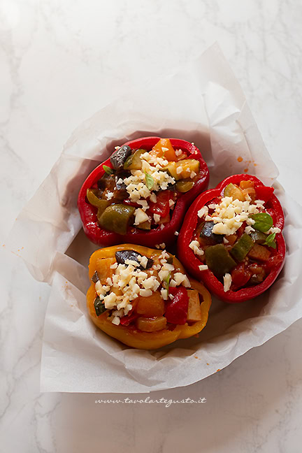 cuocere i peperoni ripieni al forno