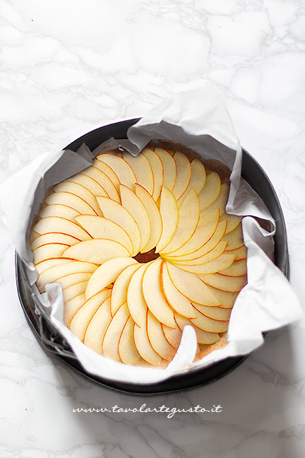 assemblare l'upside down apple cake