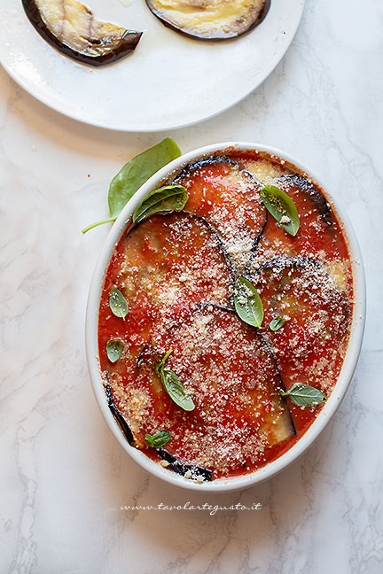 cuocere la parmigiana di melanzane al forno