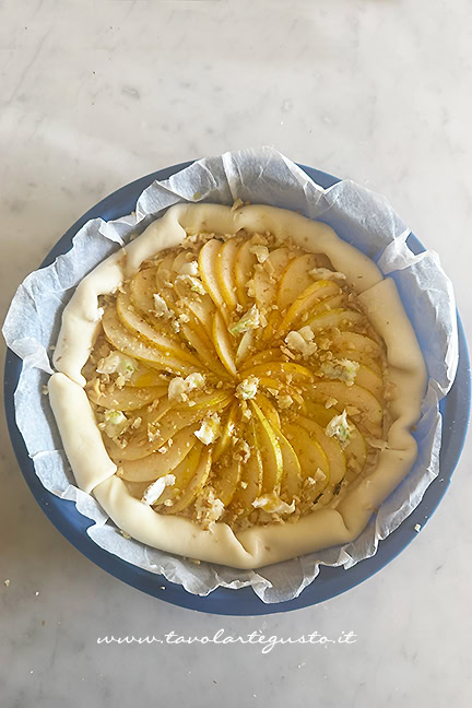 cuocere la torta salata pere e gorgonzola