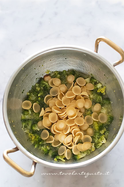 cuocere le orecchiette con i broccoli